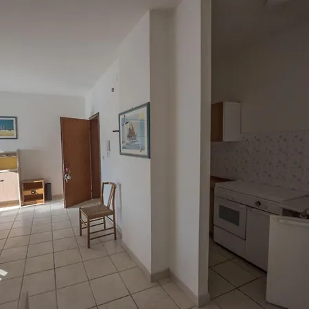 Flat In Building With Lift 250 M From The Sea Διαμέρισμα *