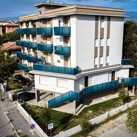 Flat In Building With Lift 250m From The Sea Appartamento Bibione