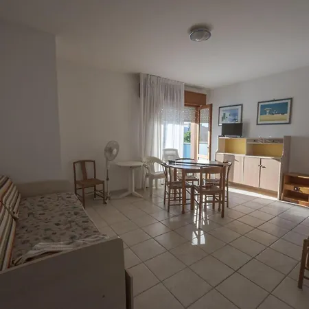 Flat In Building With Lift 250m From The Sea Appartamento Bibione