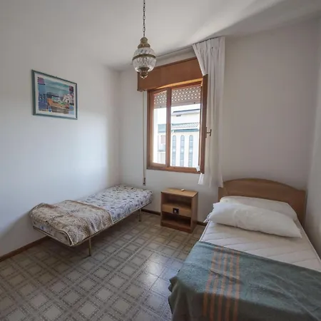 Flat In Building With Lift 250 M From The Sea شقة